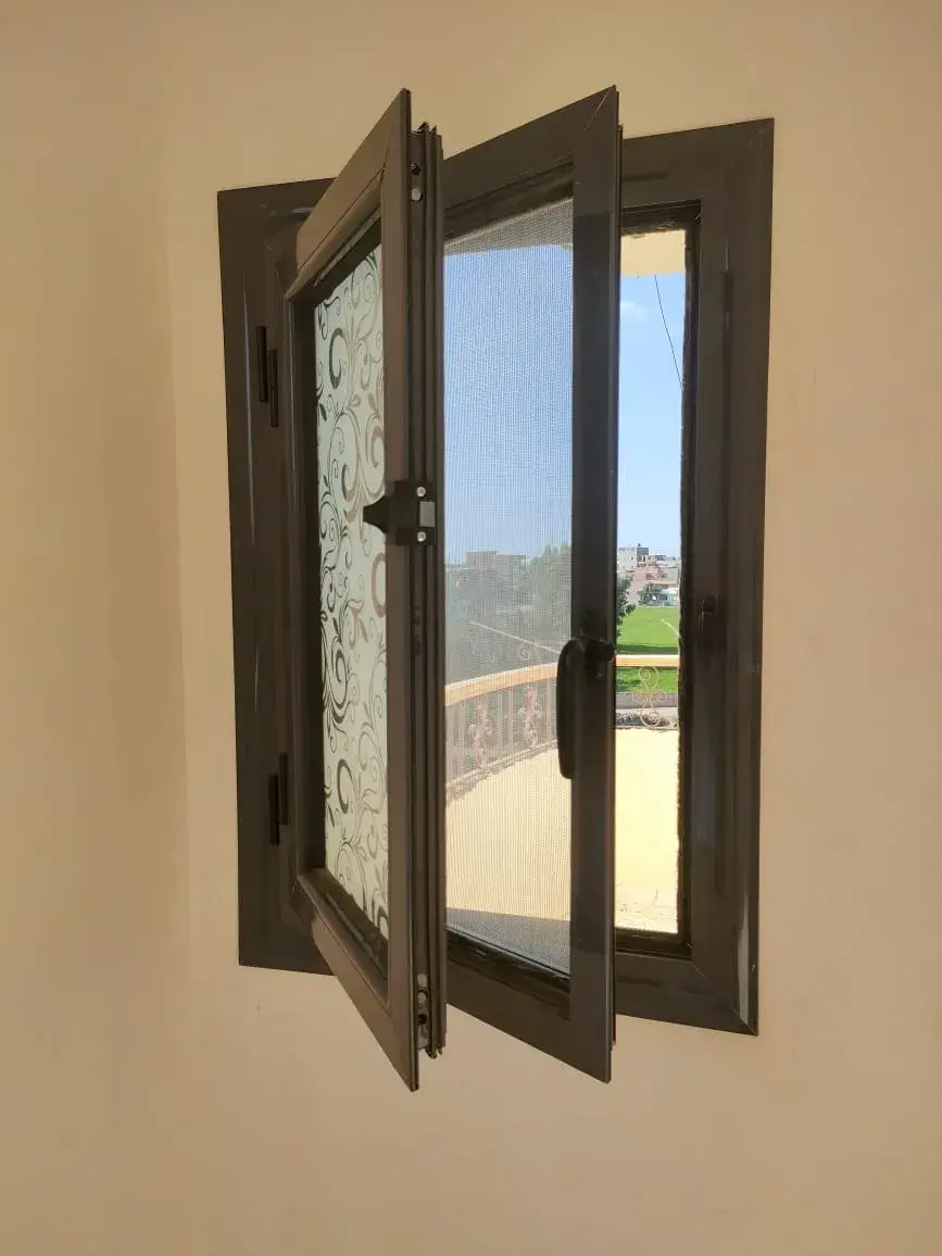 شبابيك ألوميتال مفصلي بزجاج عاكس للحرارة